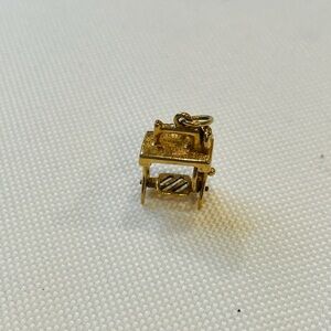 VINTAGE 14K YELLOW GOLD MOVEABLE 3D SEWING MACHINE CHARM PENDANT